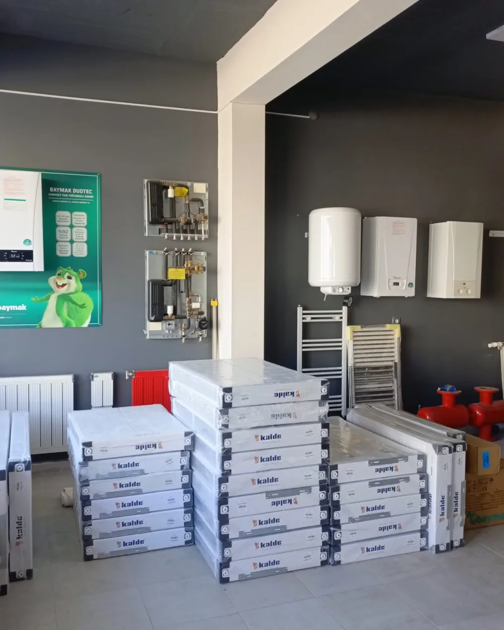 Yelmenoğlu showroomunda kombi, radyatör ve tesisat ekipmanları