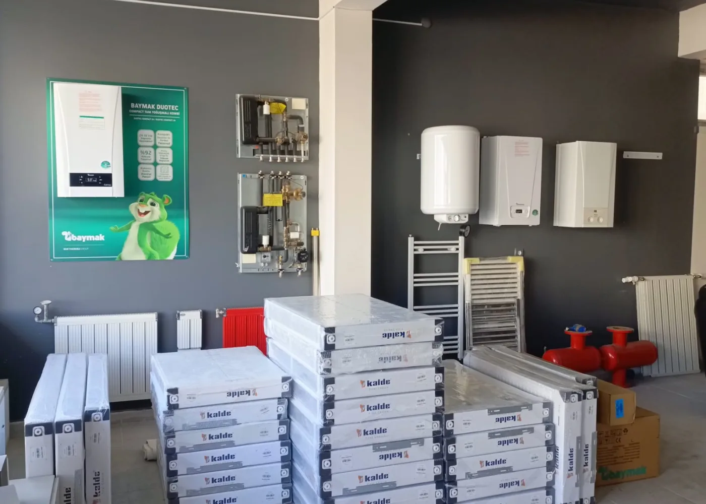 Yelmenoğlu showroomunda kombi, radyatör ve merkezi ısıtma ekipmanları